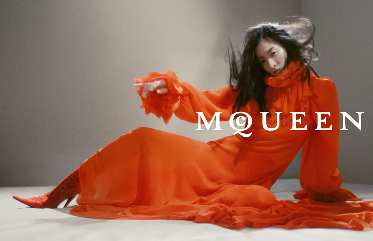 Chiến dịch quảng cáo McQueen Thu/Đông 2025 khai thác sự căng thẳng và nổi loạn Chiến dịch quảng cáo McQueen Thu/Đông 2025 khai thác sự căng thẳng và nổi loạn