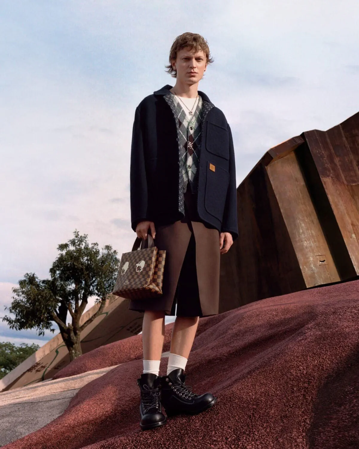 Chiến dịch quảng cáo thời trang nam Louis Vuitton Thu/Đông 2025: Cuộc dạo chơi thị giác giữa quá khứ và tương lai Chiến dịch quảng cáo thời trang nam Louis Vuitton Thu/Đông 2025: Cuộc dạo chơi thị giác giữa quá khứ và tương lai