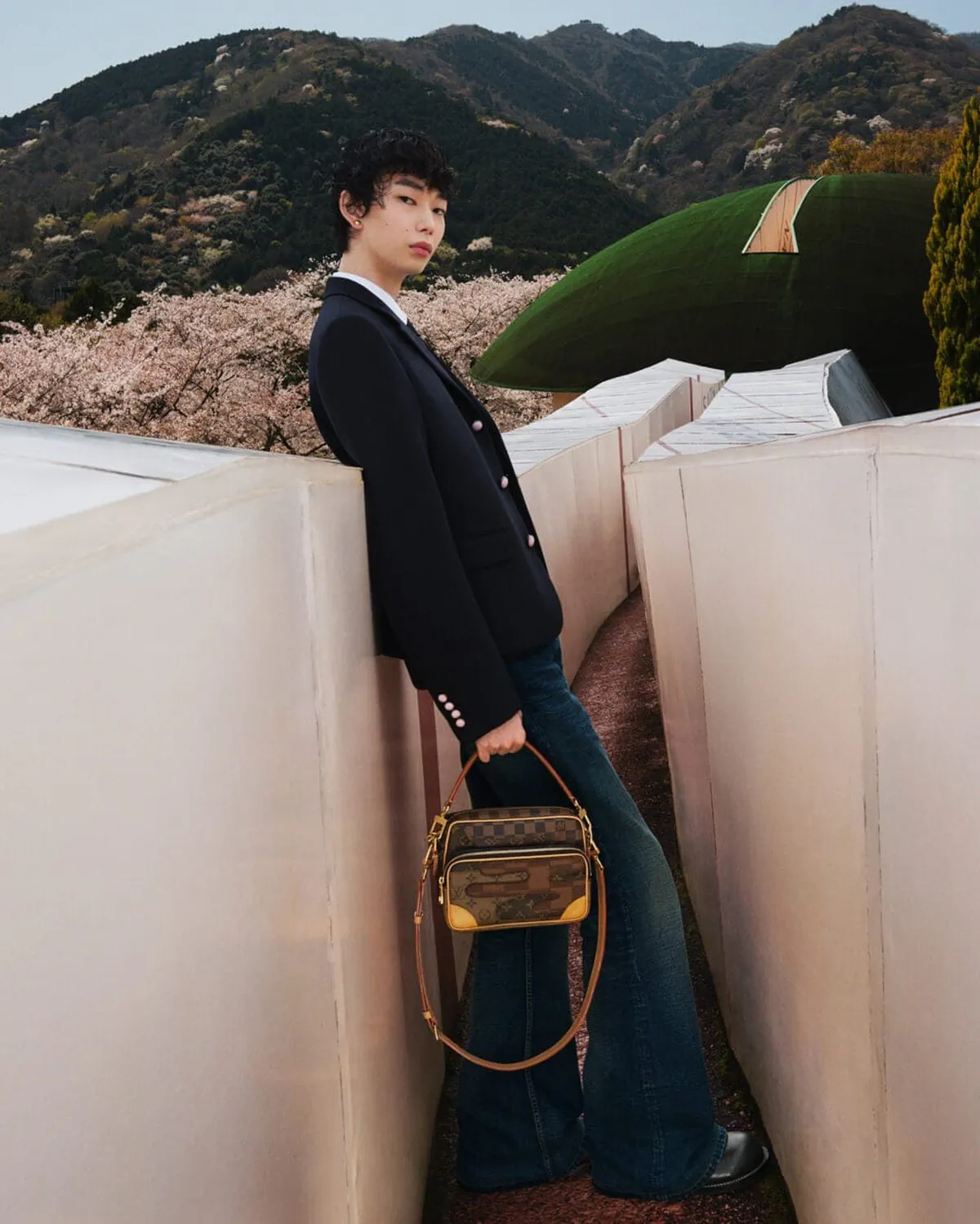 Chiến dịch quảng cáo thời trang nam Louis Vuitton Thu/Đông 2025: Cuộc dạo chơi thị giác giữa quá khứ và tương lai Chiến dịch quảng cáo thời trang nam Louis Vuitton Thu/Đông 2025: Cuộc dạo chơi thị giác giữa quá khứ và tương lai