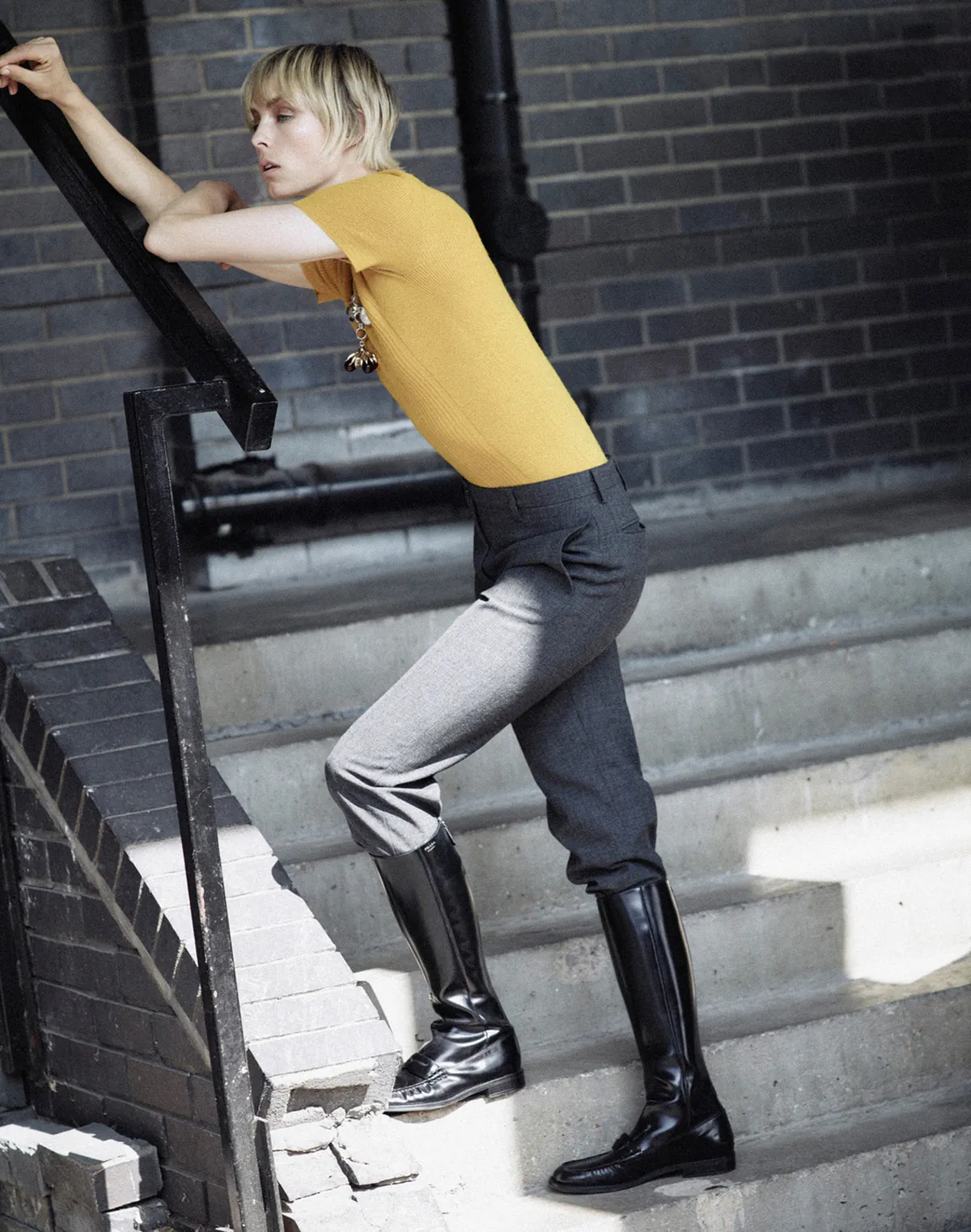 Vogue Hàn Quốc 09/2025: Edie Campbell mặc Prada, chụp bởi Sean & Seng