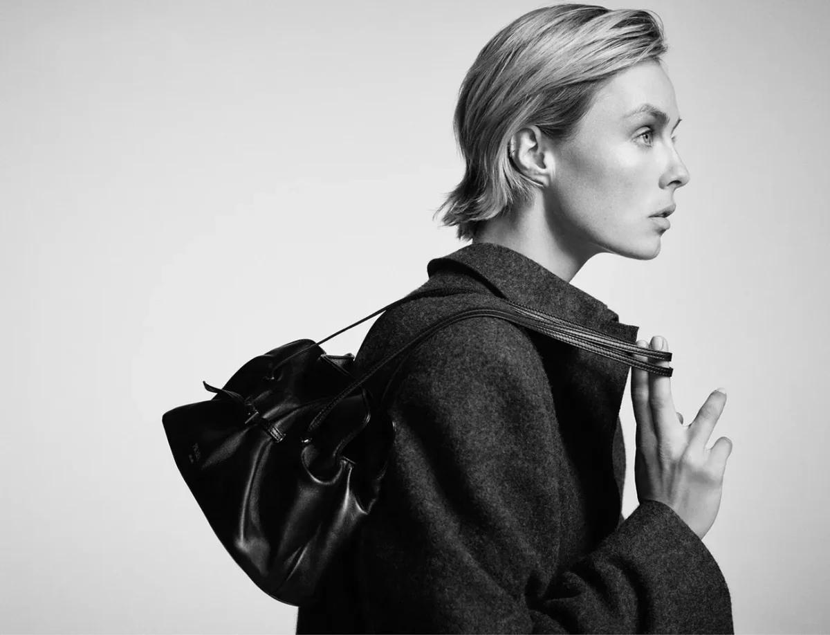 Vogue Hàn Quốc 09/2025: Edie Campbell mặc Prada, chụp bởi Sean & Seng