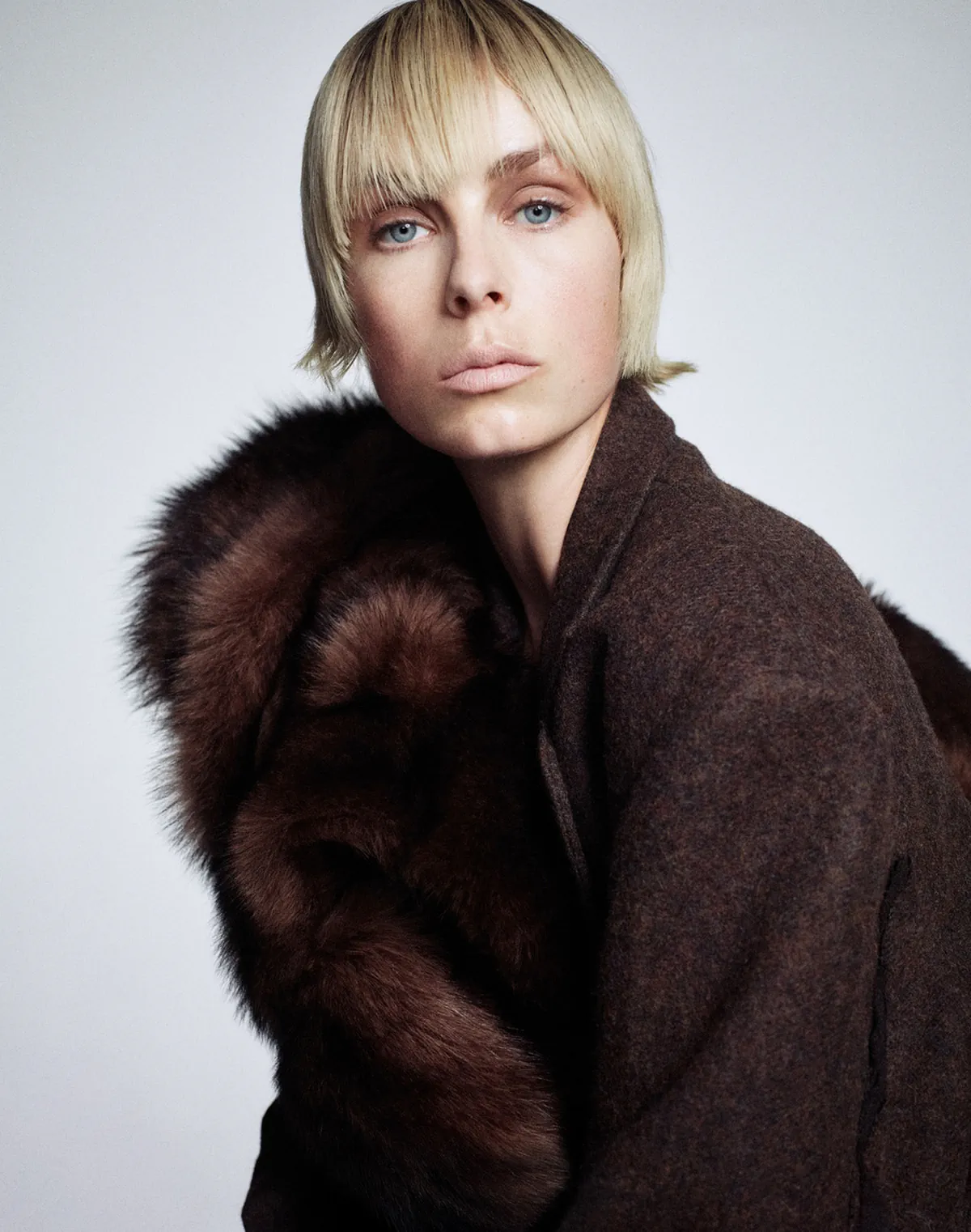 Vogue Hàn Quốc 09/2025: Edie Campbell mặc Prada, chụp bởi Sean & Seng