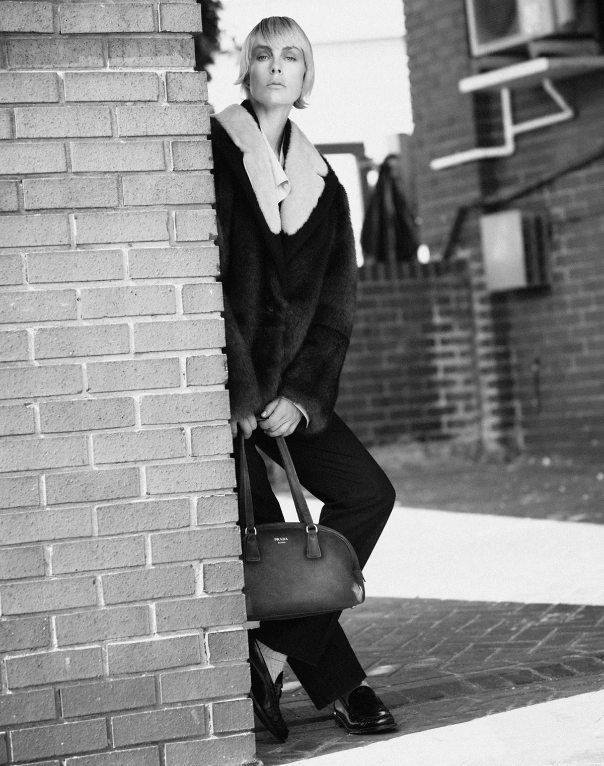 Vogue Hàn Quốc 09/2025: Edie Campbell mặc Prada, chụp bởi Sean & Seng