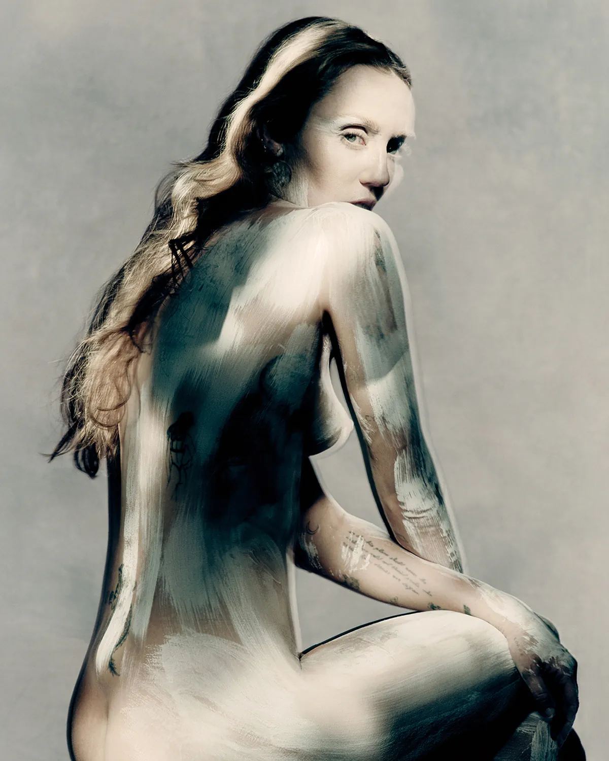 Miley Cyrus khỏa thân trong chiến dịch quảng cáo Maison Margiela Thu/Đông 2025 Miley Cyrus khỏa thân trong chiến dịch quảng cáo Maison Margiela Thu/Đông 2025