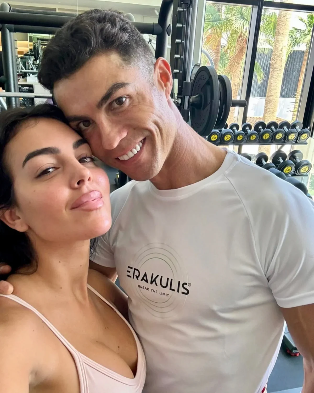 Cristiano Ronaldo cầu hôn thành công Georgina Rodríguez, nhưng những gì mọi người chú ý lại là chiếc nhẫn kim cương khổng lồ