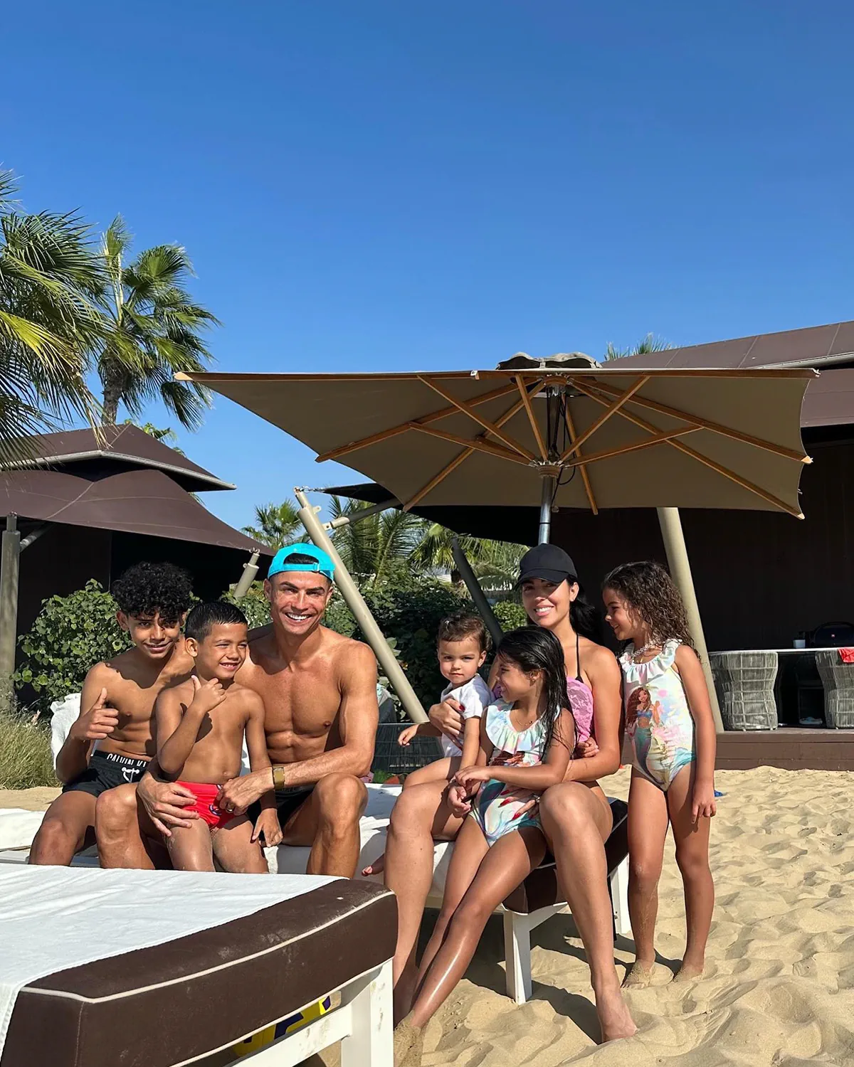 Cristiano Ronaldo cầu hôn thành công Georgina Rodríguez, nhưng những gì mọi người chú ý lại là chiếc nhẫn kim cương khổng lồ Cristiano Ronaldo cầu hôn thành công Georgina Rodríguez, nhưng những gì mọi người chú ý lại là chiếc nhẫn kim cương khổng lồ
