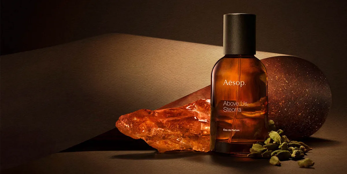 Nước hoa Aesop Above Us Steorra Eau de Parfum mới: Ngôi sao băng ẩn mình trong giọt hổ phách