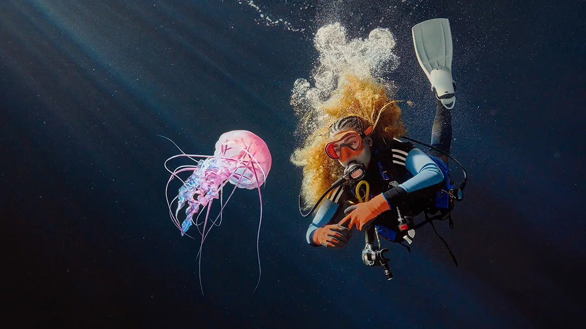 Pharrell Williams và adidas trình làng Virginia Adistar Jellyfish trong sắc cam độc đáo