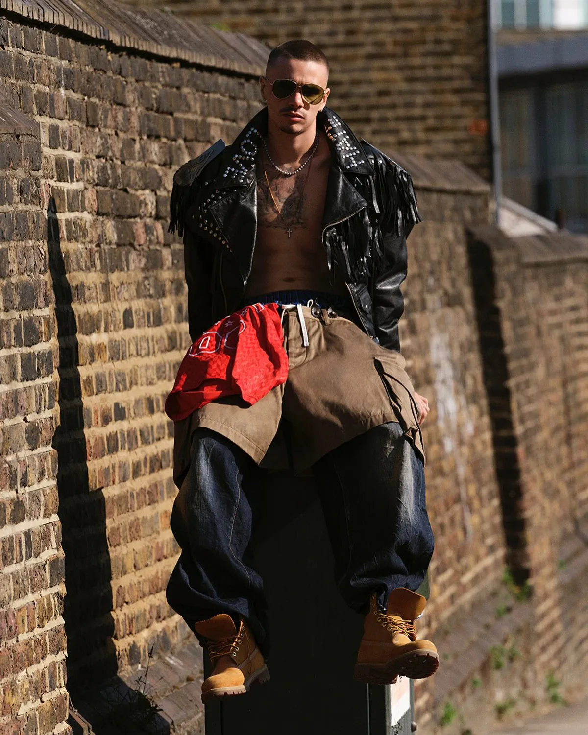 VMan Thu/Đông 2025: Romeo Beckham chụp bởi Alvaro Beamud Cortés VMan Thu/Đông 2025: Romeo Beckham chụp bởi Alvaro Beamud Cortés
