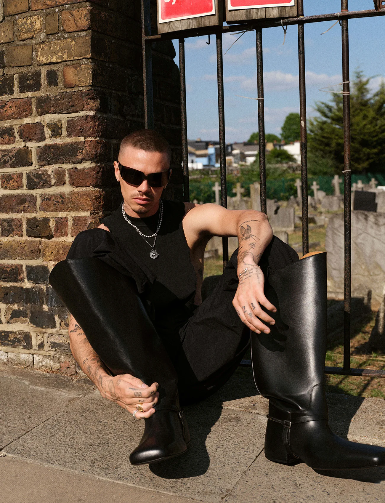 VMan Thu/Đông 2025: Romeo Beckham chụp bởi Alvaro Beamud Cortés VMan Thu/Đông 2025: Romeo Beckham chụp bởi Alvaro Beamud Cortés