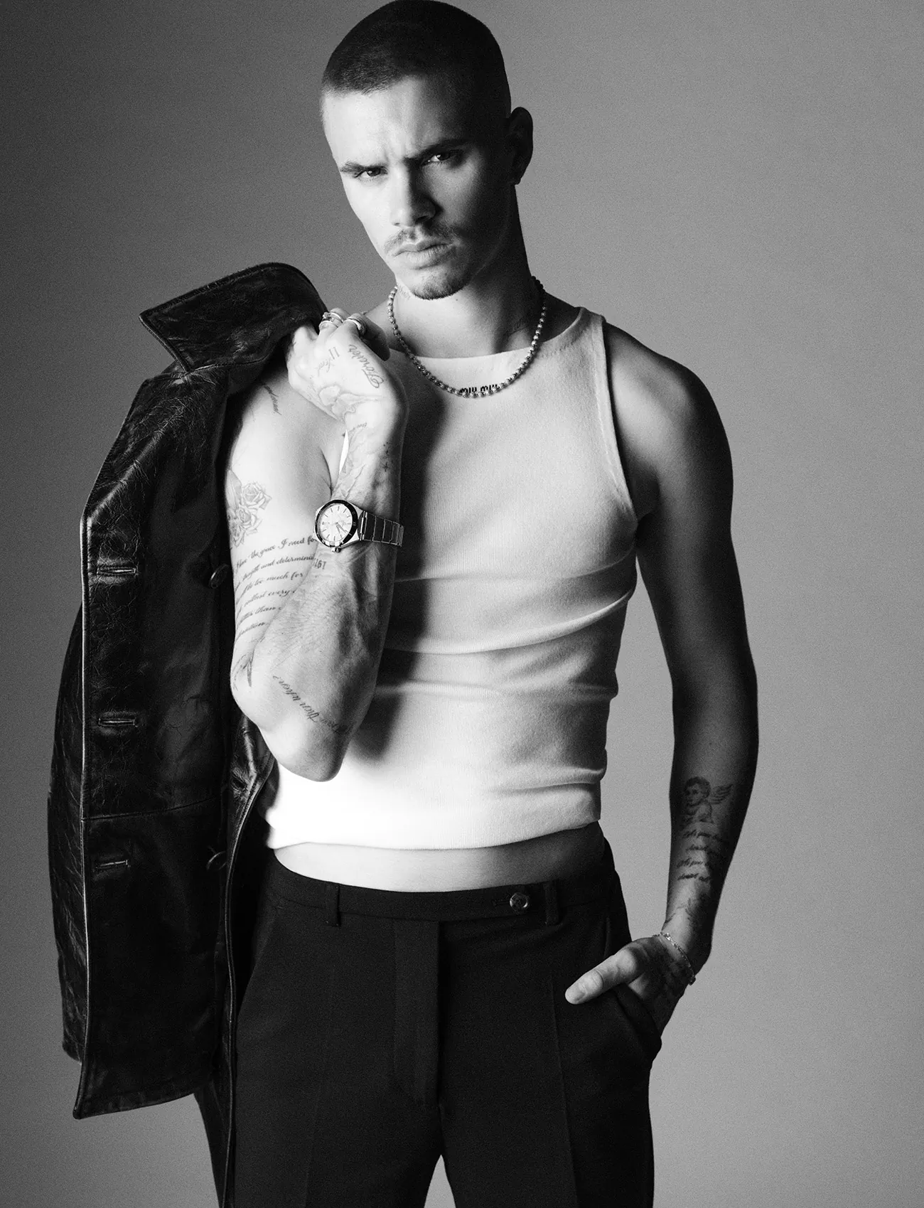 VMan Thu/Đông 2025: Romeo Beckham chụp bởi Alvaro Beamud Cortés VMan Thu/Đông 2025: Romeo Beckham chụp bởi Alvaro Beamud Cortés
