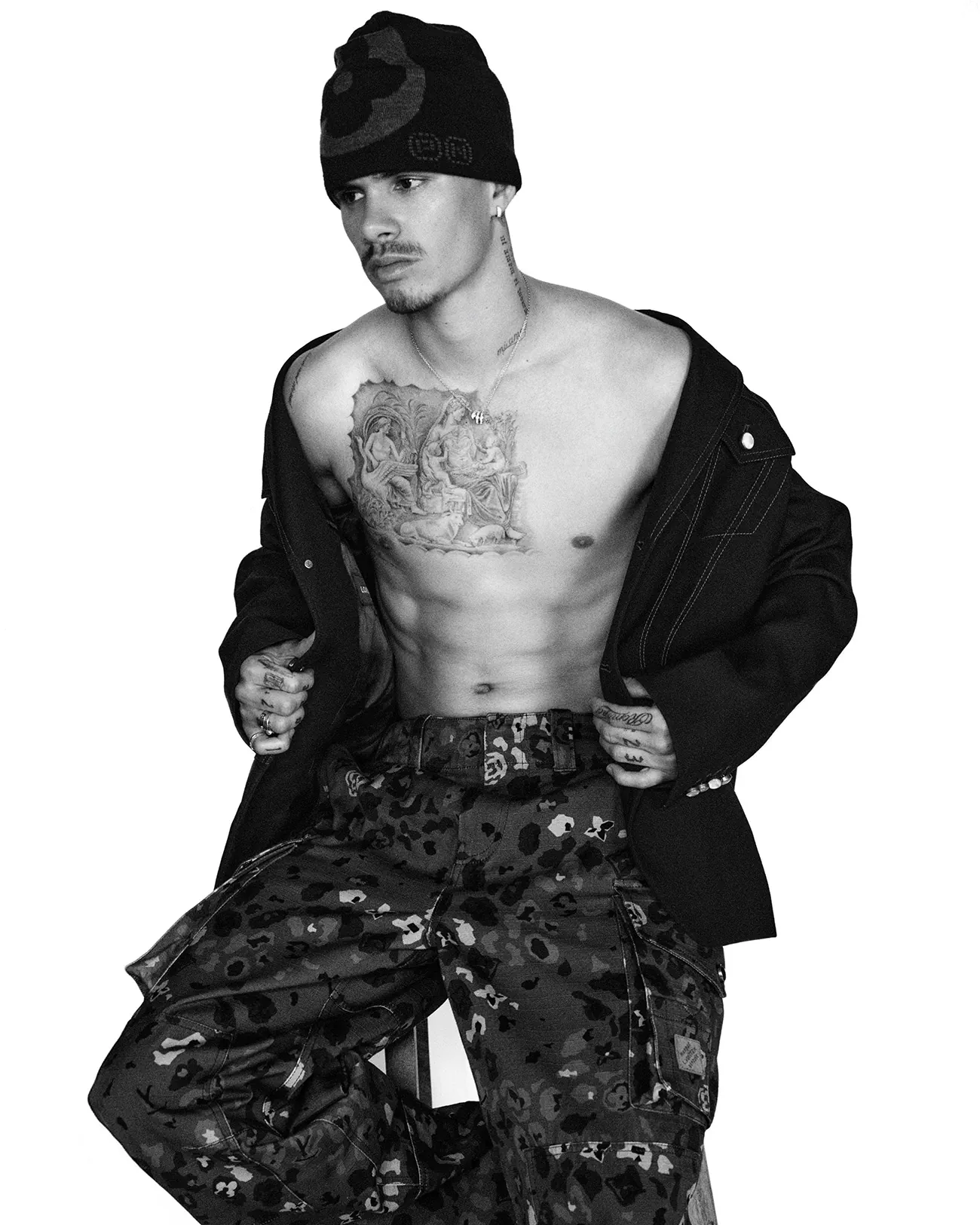 VMan Thu/Đông 2025: Romeo Beckham chụp bởi Alvaro Beamud Cortés VMan Thu/Đông 2025: Romeo Beckham chụp bởi Alvaro Beamud Cortés