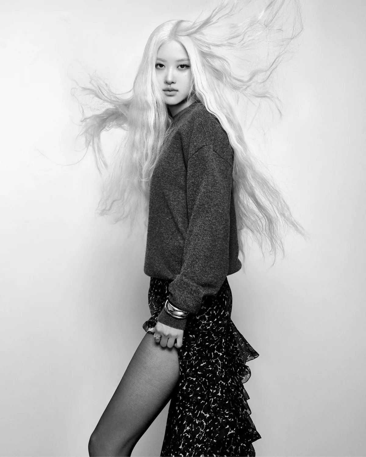 Vogue Hàn Quốc 08/2025: Rosé (Blackpink) mặc Saint Laurent, chụp bởi Kim Hee June