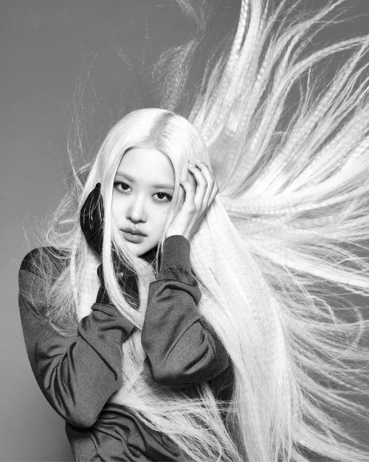 Vogue Hàn Quốc 08/2025: Rosé (Blackpink) mặc Saint Laurent, chụp bởi Kim Hee June