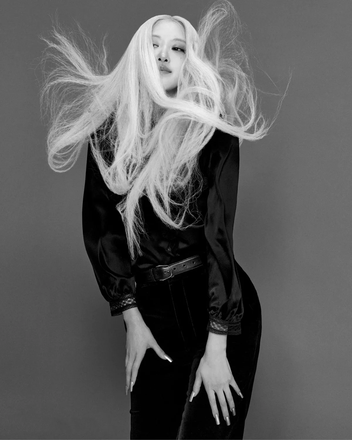 Vogue Hàn Quốc 08/2025: Rosé (Blackpink) mặc Saint Laurent, chụp bởi Kim Hee June