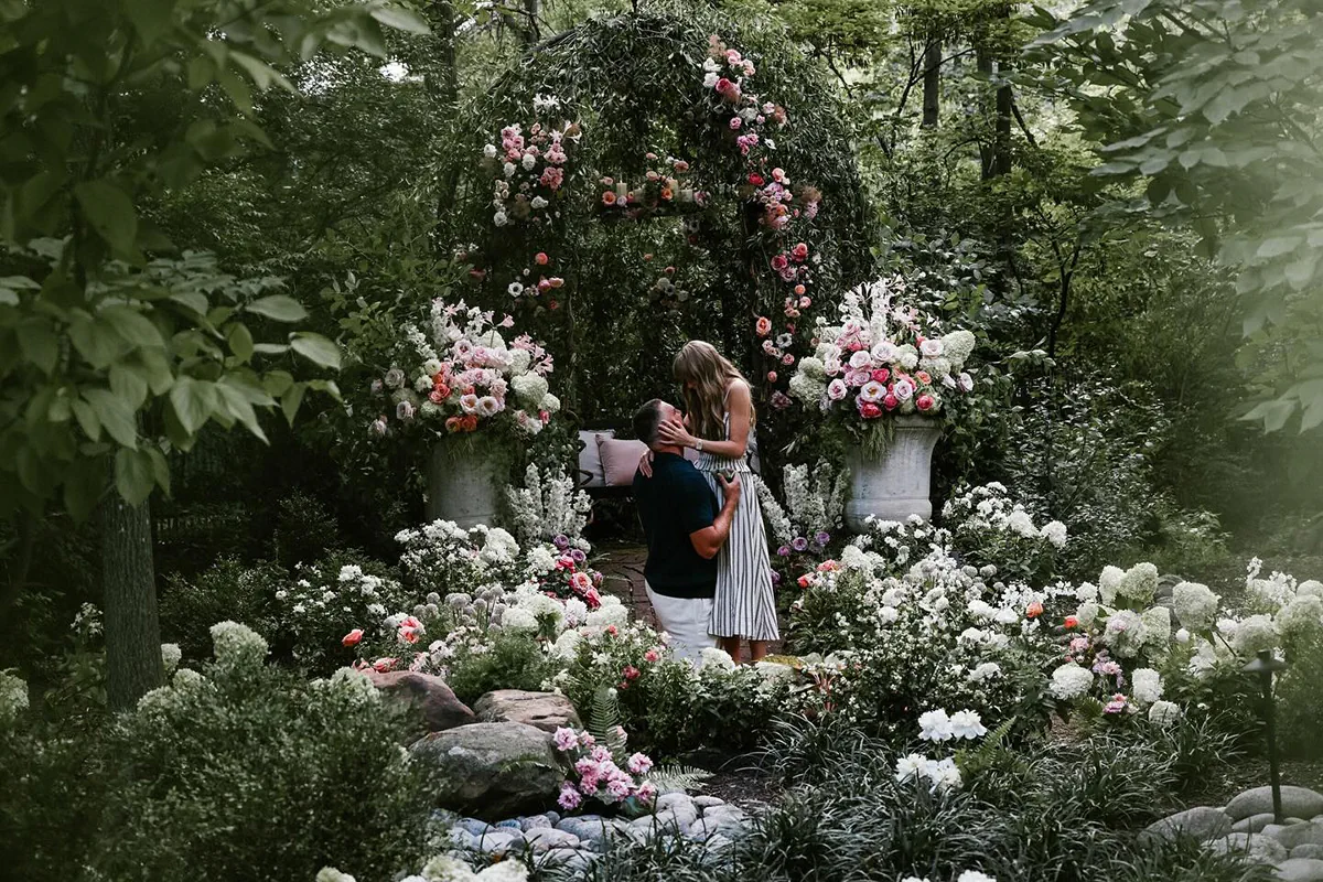 Taylor Swift đính hôn và đây là chi tiết về chiếc nhẫn kim cương từ Travis Kelce Taylor Swift đính hôn và đây là chi tiết về chiếc nhẫn kim cương từ Travis Kelce