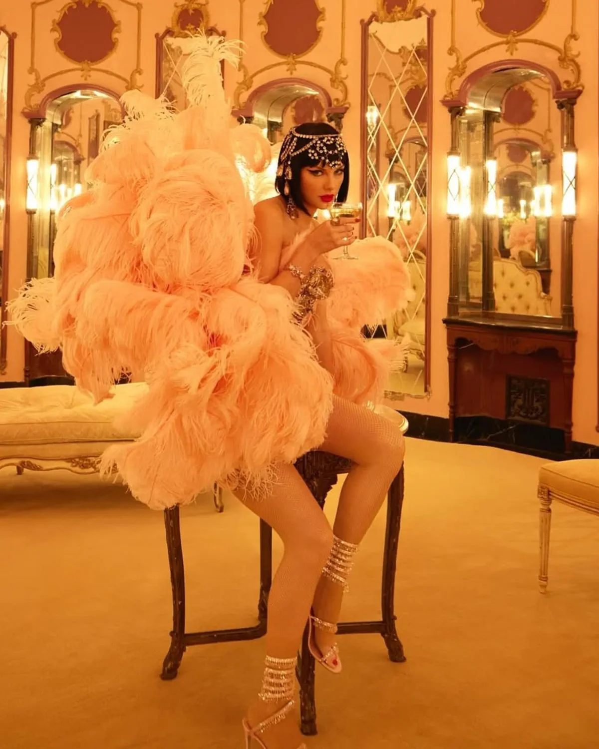 Taylor Swift “lột xác” với phong cách vũ nữ trong album mới “The Life of a Showgirl” Taylor Swift “lột xác” với phong cách vũ nữ trong album mới “The Life of a Showgirl”