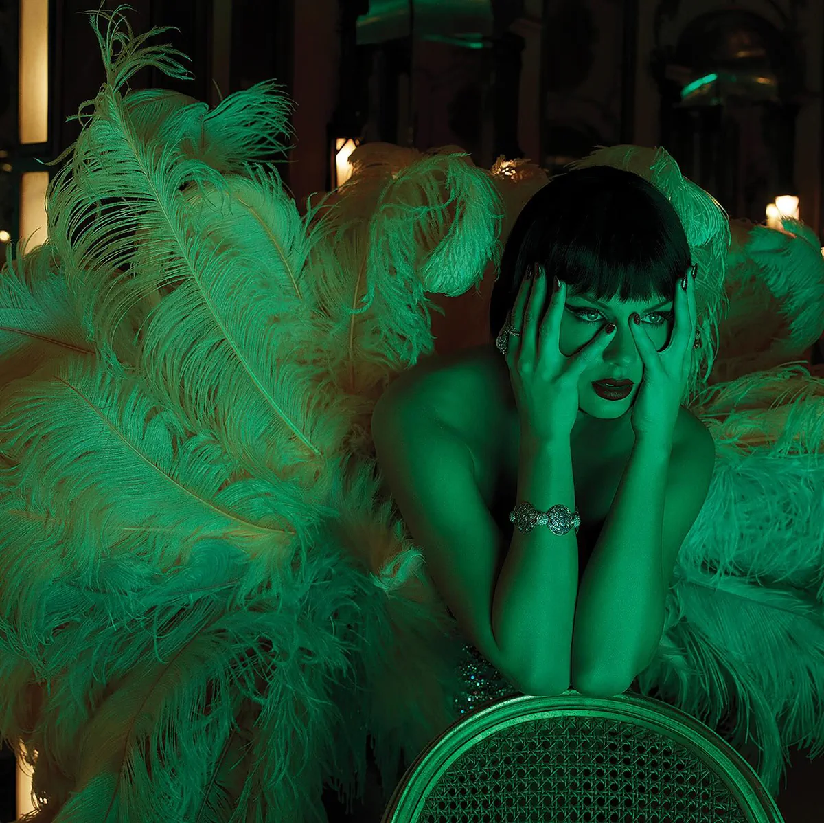 Taylor Swift “lột xác” với phong cách vũ nữ trong album mới “The Life of a Showgirl” Taylor Swift “lột xác” với phong cách vũ nữ trong album mới “The Life of a Showgirl”