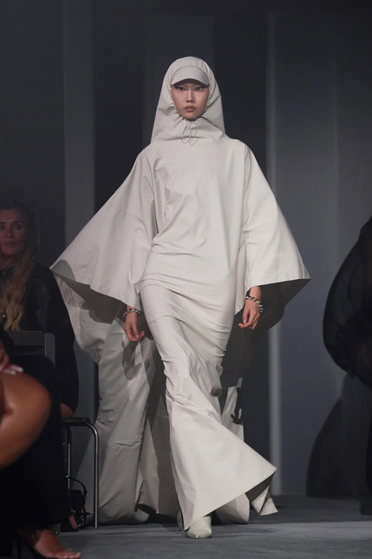 Alexander Wang Xuân/Hè 2026: Sự trở lại của những chiếc váy siêu ngắn Alexander Wang Xuân/Hè 2026