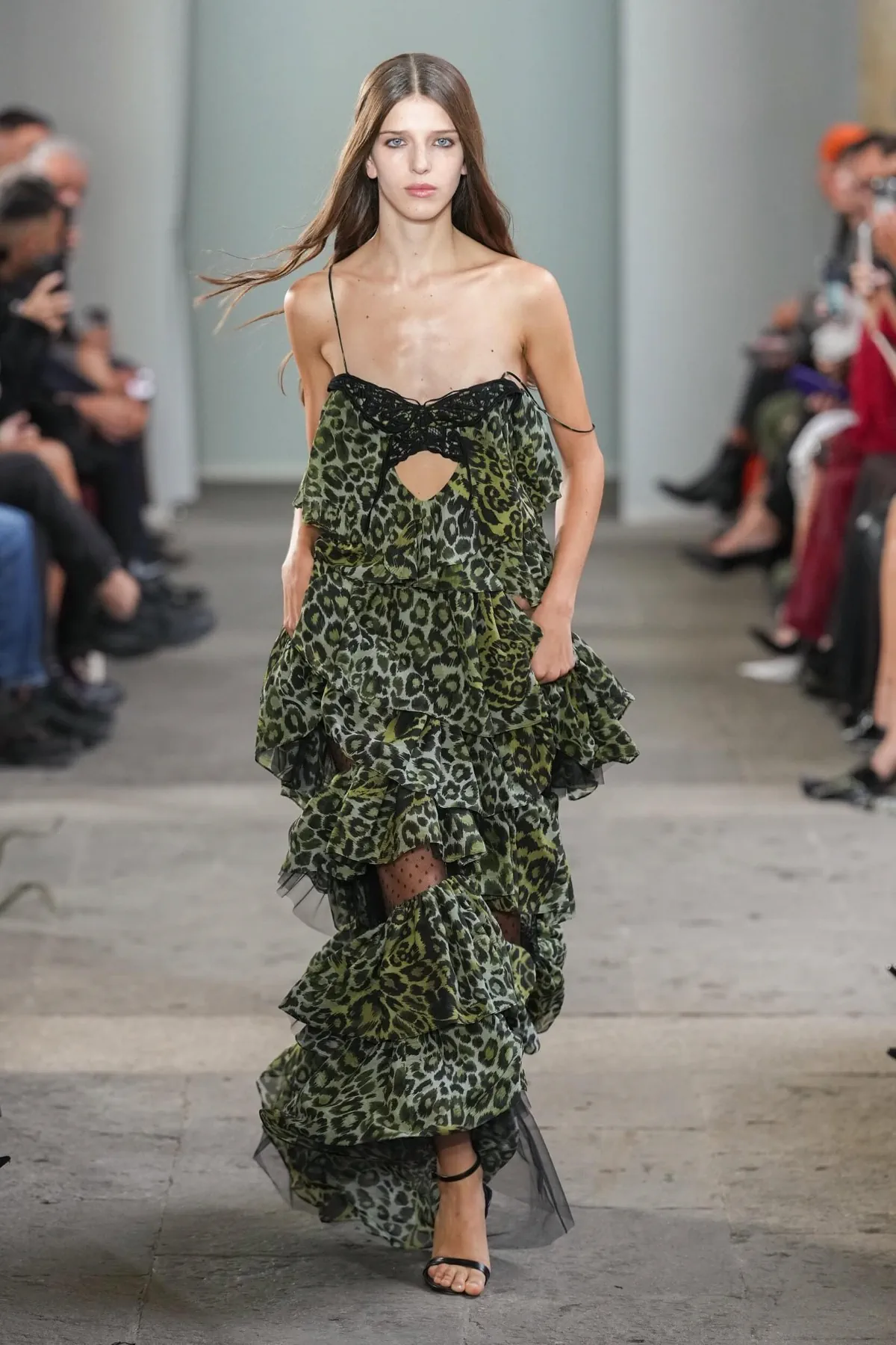 Blumarine Xuân/Hè 2026: Cuộc lột xác của những cánh bướm đêm