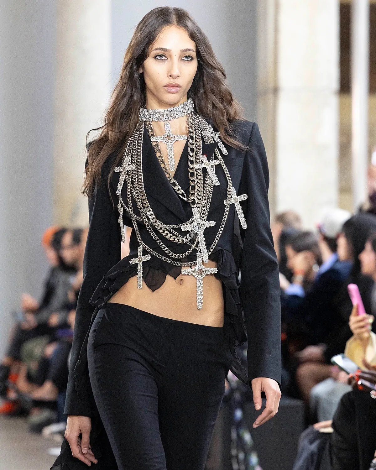 Blumarine Xuân/Hè 2026: Cuộc lột xác của những cánh bướm đêm Blumarine Xuân/Hè 2026: Cuộc lột xác của những cánh bướm đêm