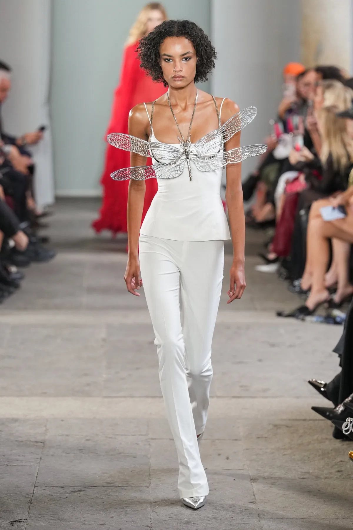 Blumarine Xuân/Hè 2026: Cuộc lột xác của những cánh bướm đêm Blumarine Xuân/Hè 2026: Cuộc lột xác của những cánh bướm đêm