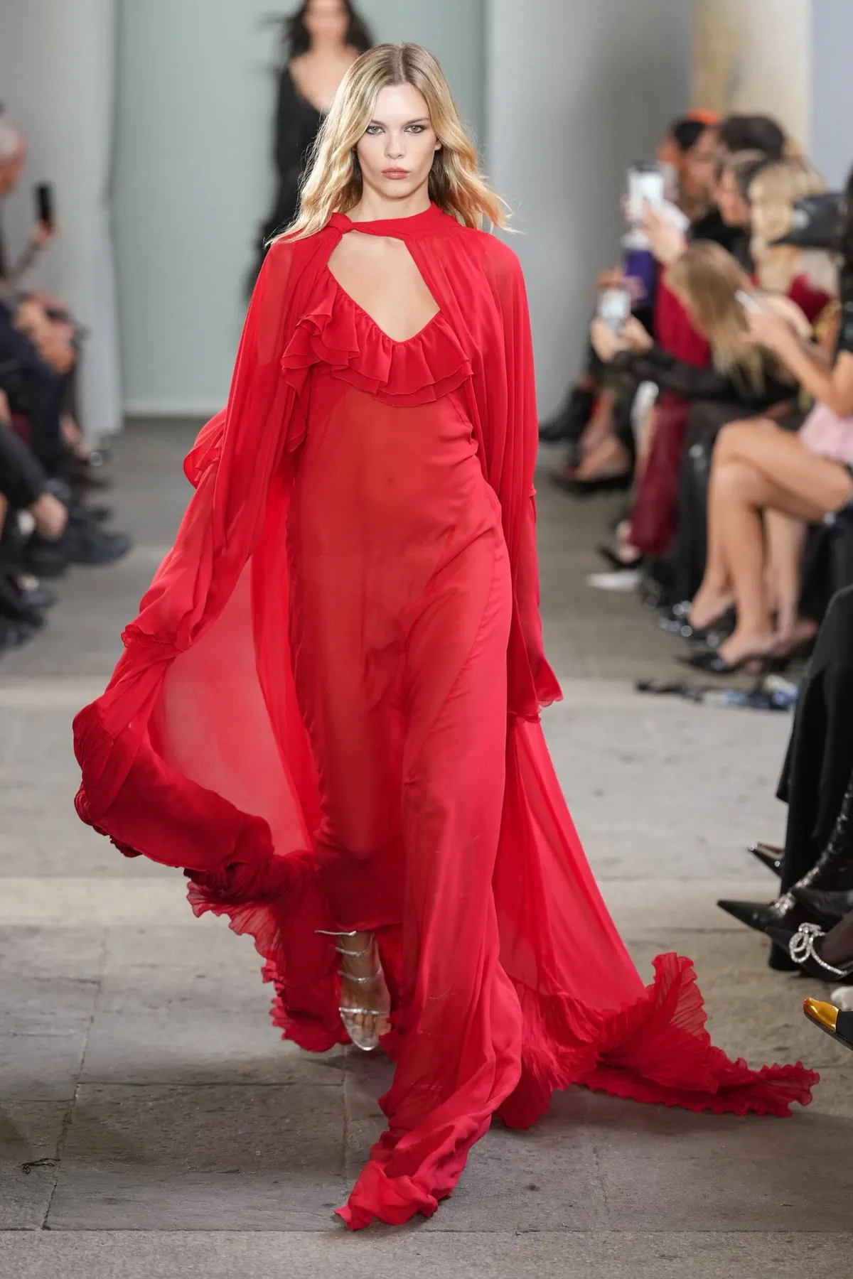 Blumarine Xuân/Hè 2026: Cuộc lột xác của những cánh bướm đêm Blumarine Xuân/Hè 2026: Cuộc lột xác của những cánh bướm đêm