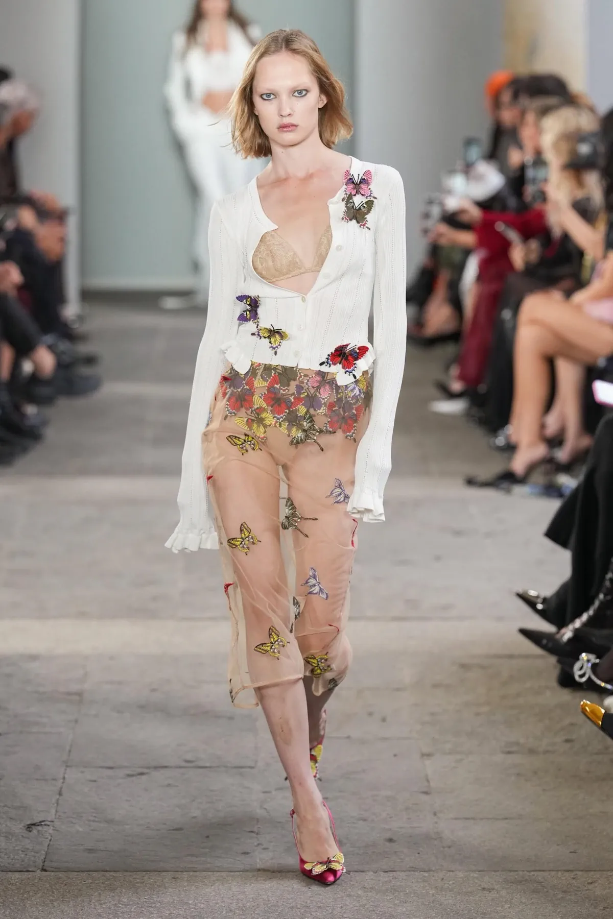 Blumarine Xuân/Hè 2026: Cuộc lột xác của những cánh bướm đêm Blumarine Xuân/Hè 2026: Cuộc lột xác của những cánh bướm đêm