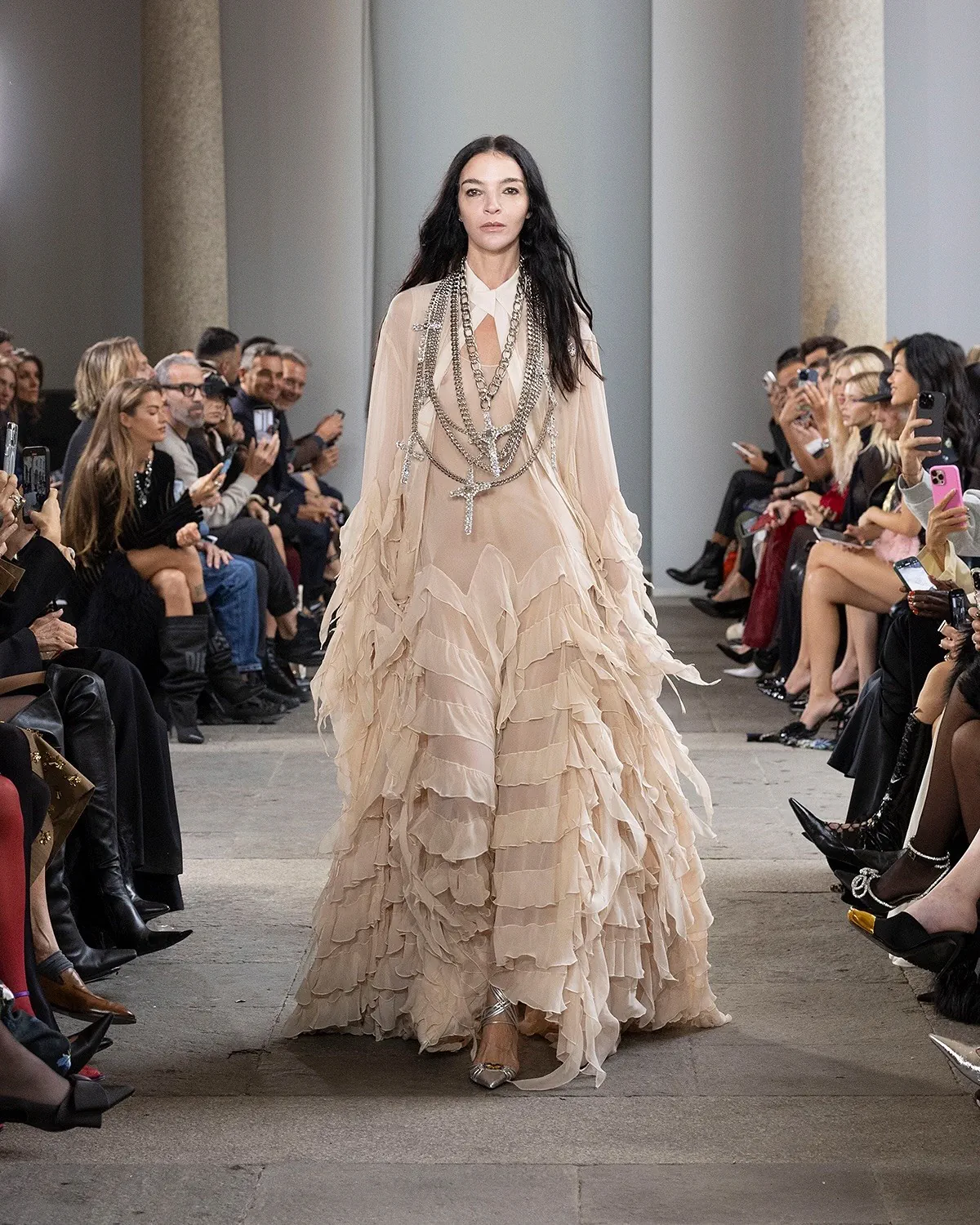 Blumarine Xuân/Hè 2026: Cuộc lột xác của những cánh bướm đêm Blumarine Xuân/Hè 2026: Cuộc lột xác của những cánh bướm đêm