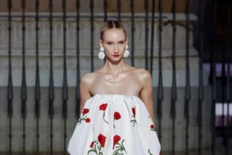 Carolina Herrera Xuân/Hè 2026 tôn vinh di sản Tây Ban Nha