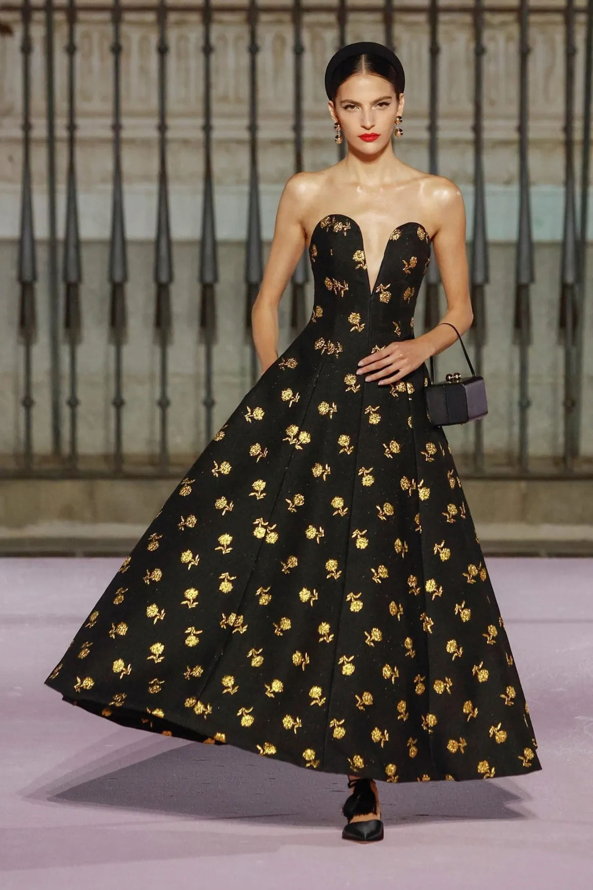 Carolina Herrera Xuân/Hè 2026 tôn vinh di sản Tây Ban Nha Carolina Herrera Xuân/Hè 2026 tôn vinh di sản Tây Ban Nha