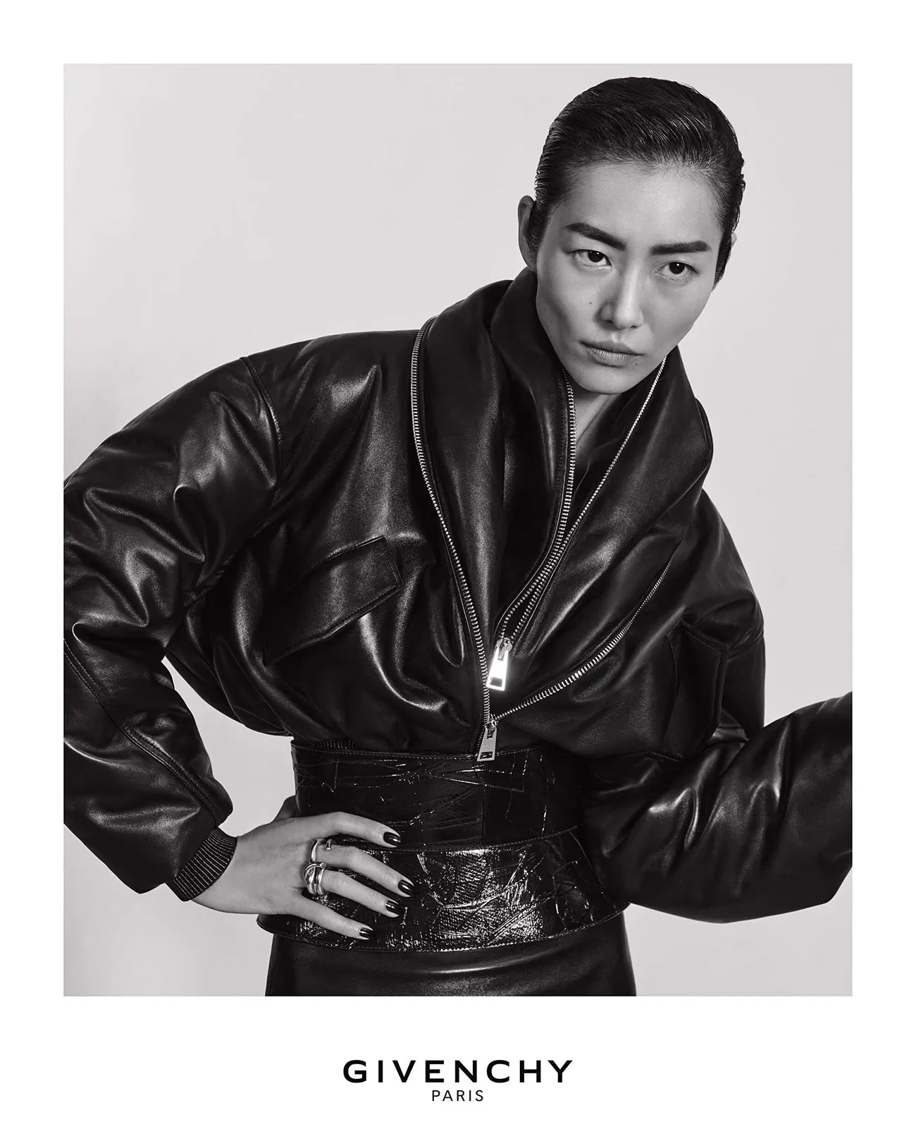 Chiến dịch quảng cáo Givenchy Thu/Đông 2025 tôn vinh những người phụ nữ thầm lặng phía sau ống kính Chiến dịch quảng cáo Givenchy Thu/Đông 2025 tôn vinh những người phụ nữ thầm lặng phía sau ống kính