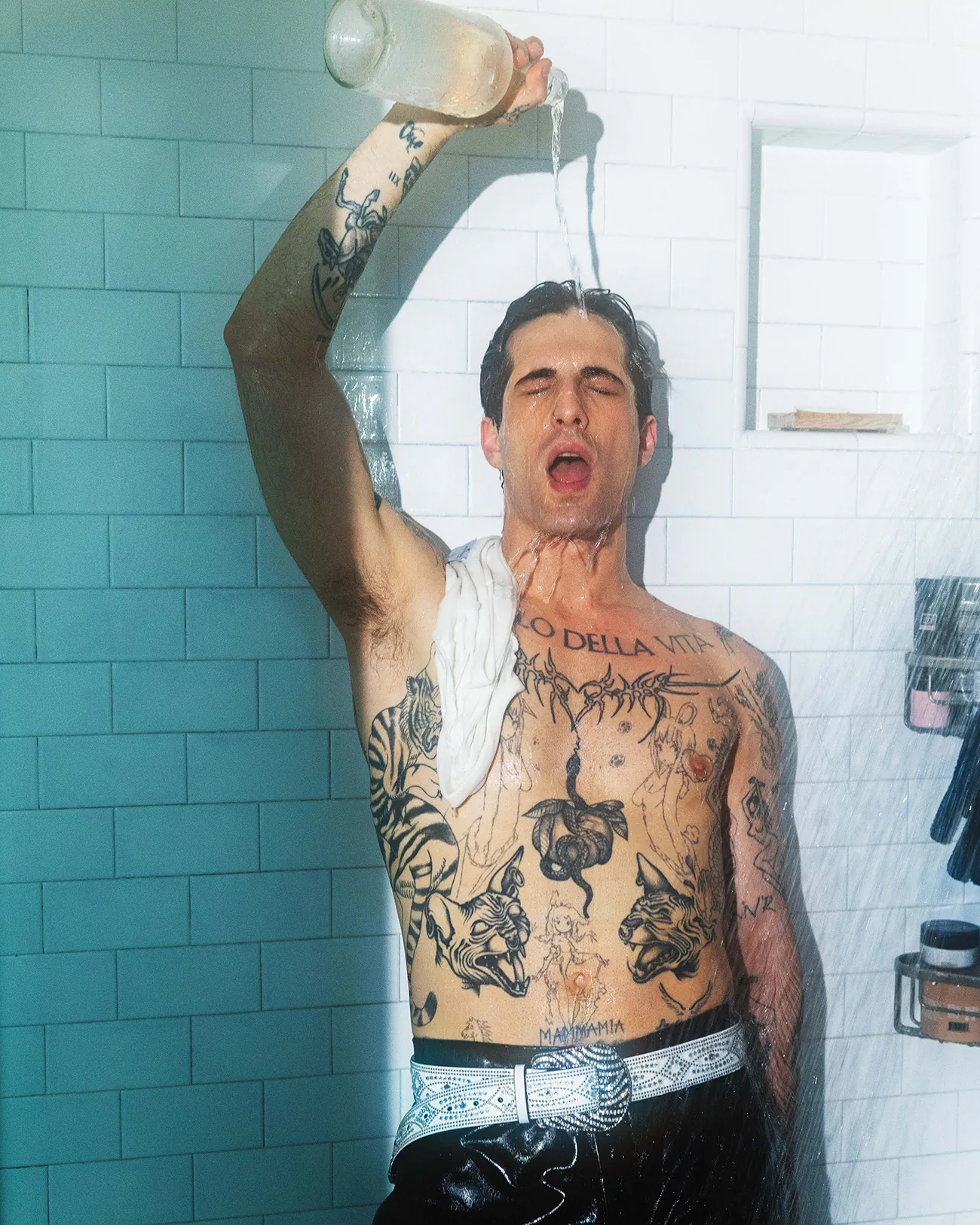 Flaunt Magazine Issue 199: Damiano David chụp bởi Doug Inglish Flaunt Magazine Issue 199: Damiano David chụp bởi Doug Inglish