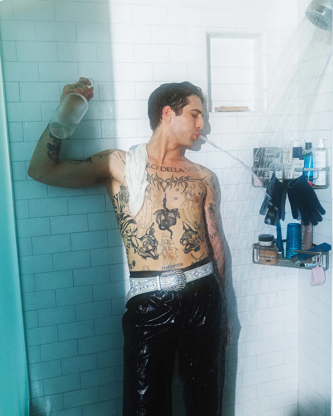 Flaunt Magazine Issue 199: Damiano David chụp bởi Doug Inglish Flaunt Magazine Issue 199: Damiano David chụp bởi Doug Inglish