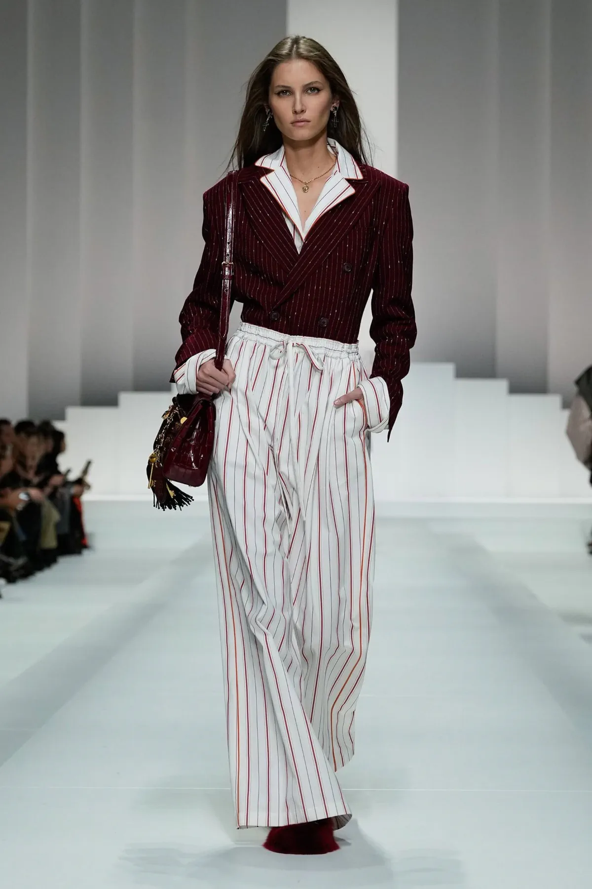 Dolce & Gabbana Xuân/Hè 2026: Miranda Priestly xuất hiện giữa sàn diễn tràn ngập đồ ngủ Dolce & Gabbana Xuân/Hè 2026: Miranda Priestly xuất hiện giữa sàn diễn tràn ngập đồ ngủ