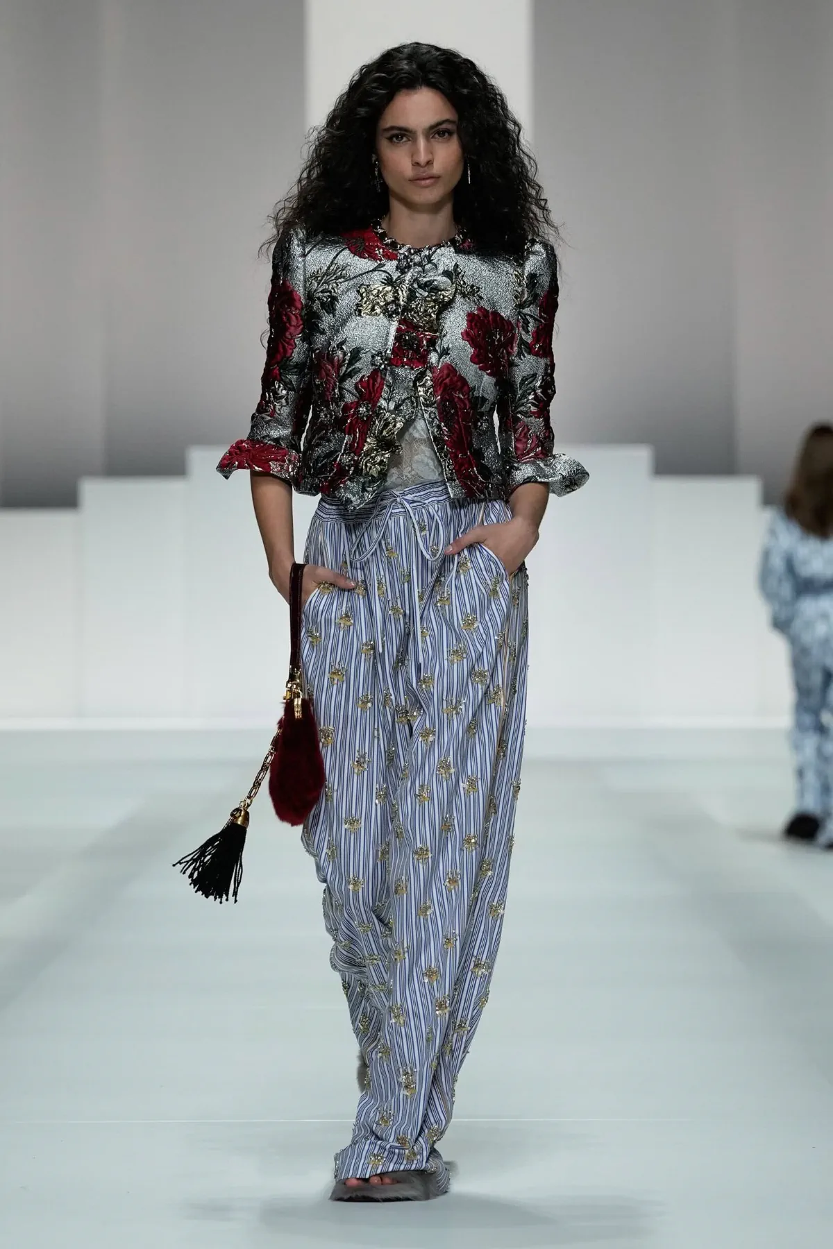 Dolce & Gabbana Xuân/Hè 2026: Miranda Priestly xuất hiện giữa sàn diễn tràn ngập đồ ngủ Dolce & Gabbana Xuân/Hè 2026: Miranda Priestly xuất hiện giữa sàn diễn tràn ngập đồ ngủ