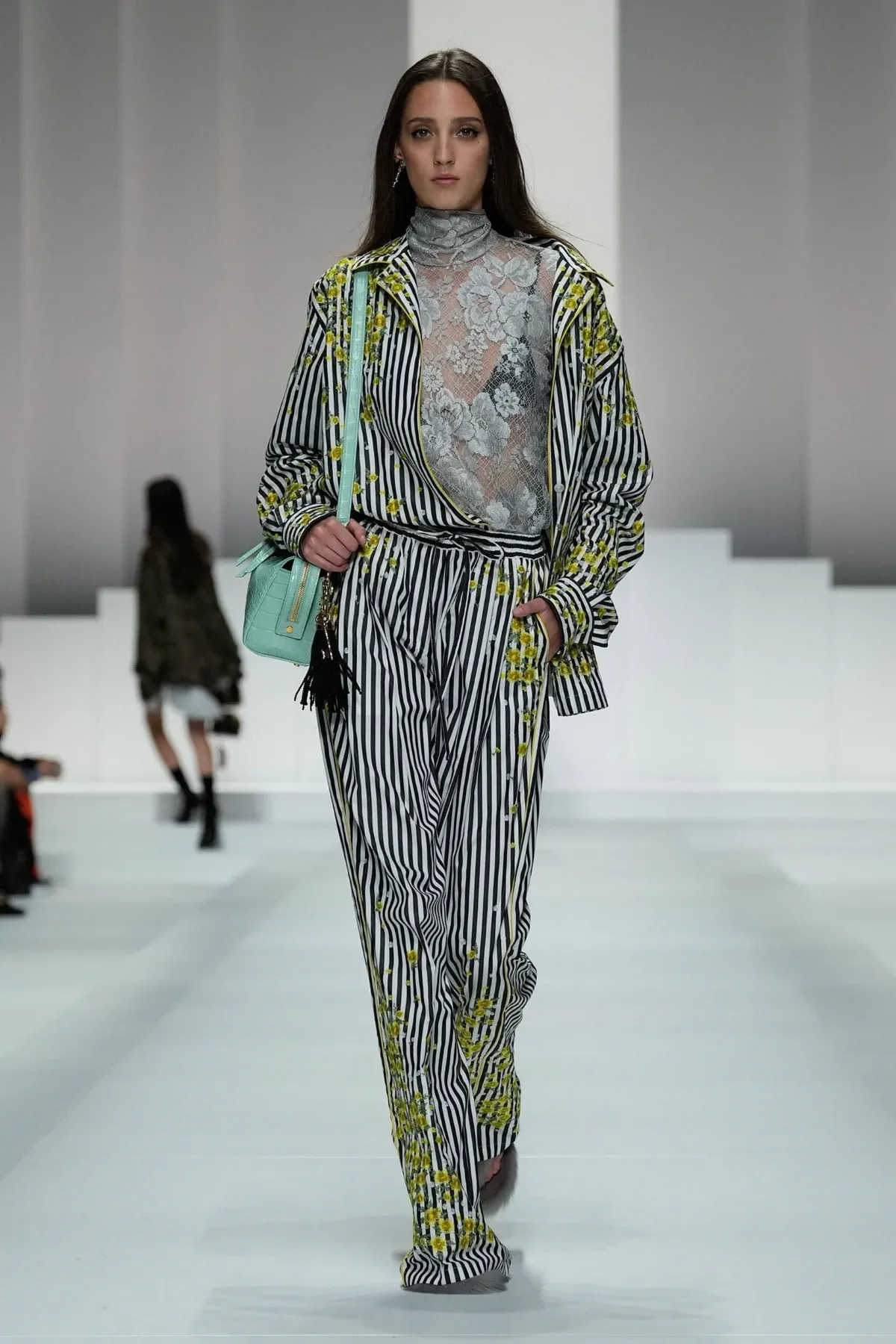 Dolce & Gabbana Xuân/Hè 2026: Miranda Priestly xuất hiện giữa sàn diễn tràn ngập đồ ngủ Dolce & Gabbana Xuân/Hè 2026: Miranda Priestly xuất hiện giữa sàn diễn tràn ngập đồ ngủ