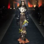 Etro Xuân/Hè 2026: Chủ nghĩa tối đa trở lại sàn diễn Milan Etro Xuân/Hè 2026: Chủ nghĩa tối đa trở lại sàn diễn Milan