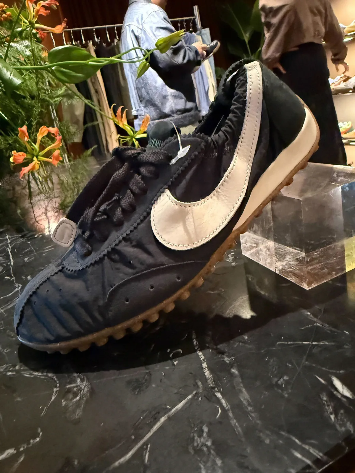 Jacquemus x Nike Moon Shoe: Huyền thoại thập niên 70 tái sinh trong diện mạo mới Jacquemus x Nike Moon Shoe: Huyền thoại thập niên 70 tái sinh trong diện mạo mới