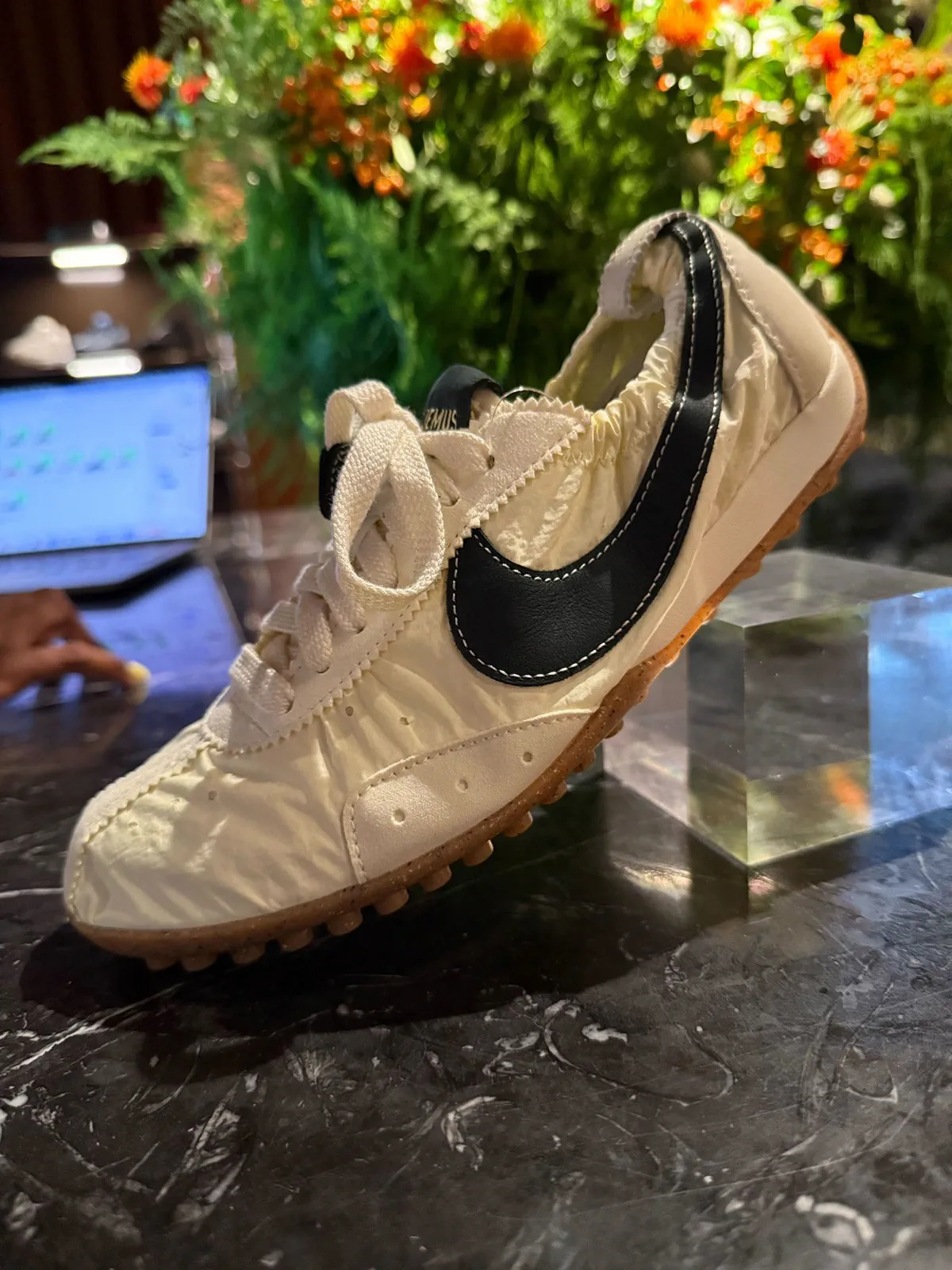 Jacquemus x Nike Moon Shoe: Huyền thoại thập niên 70 tái sinh trong diện mạo mới Jacquemus x Nike Moon Shoe: Huyền thoại thập niên 70 tái sinh trong diện mạo mới