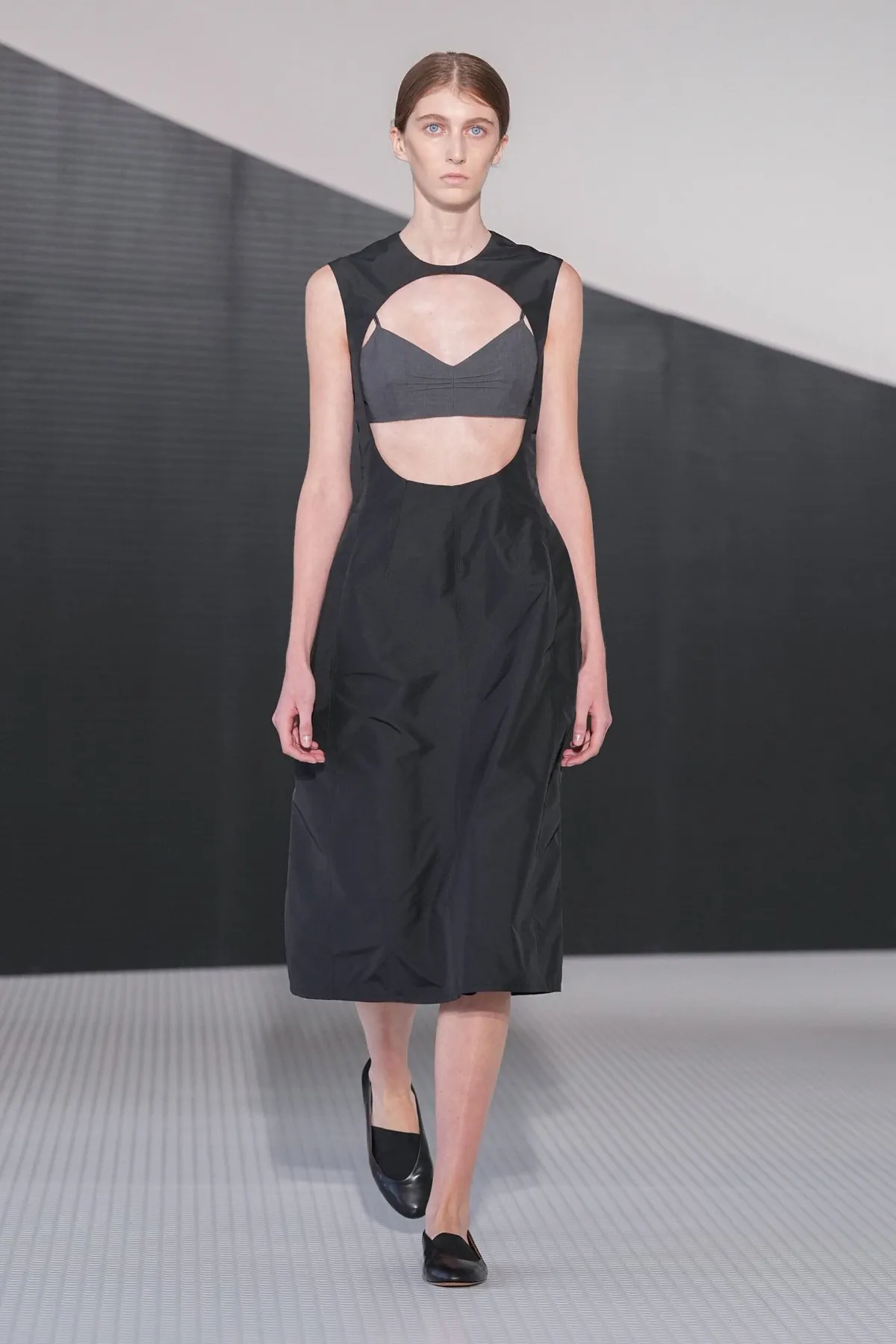 Jil Sander Xuân/Hè 2026: Simone Bellotti và khởi đầu mới cho di sản tối giản Jil Sander Xuân/Hè 2026: Simone Bellotti và khởi đầu mới cho di sản tối giản