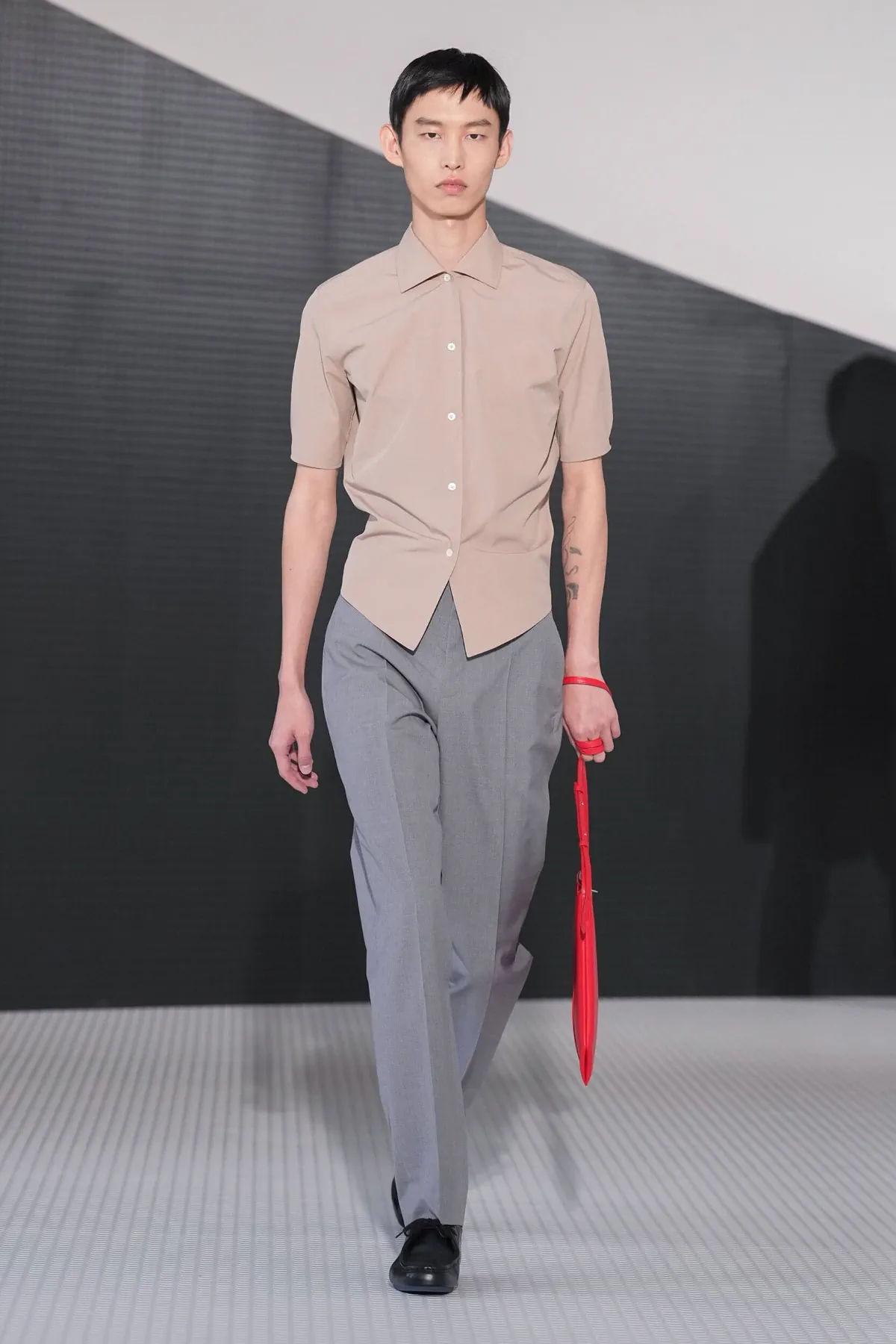 Jil Sander Xuân/Hè 2026: Simone Bellotti và khởi đầu mới cho di sản tối giản Jil Sander Xuân/Hè 2026: Simone Bellotti và khởi đầu mới cho di sản tối giản
