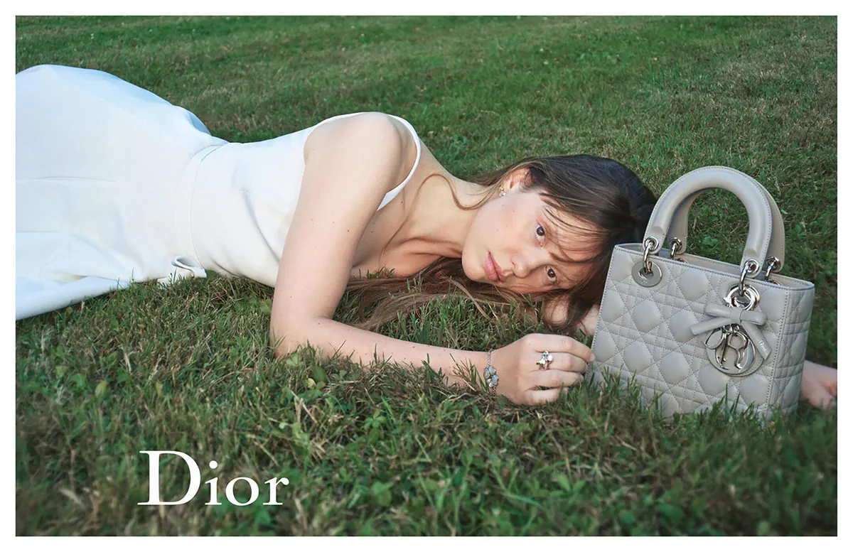Jonathan Anderson khởi động kỷ nguyên mới với chiến dịch quảng cáo dòng túi Lady Dior Jonathan Anderson khởi động kỷ nguyên mới với chiến dịch quảng cáo dòng túi Lady Dior