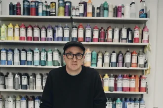 Kaws trở thành Nghệ sĩ lưu trú đầu tiên của Uniqlo