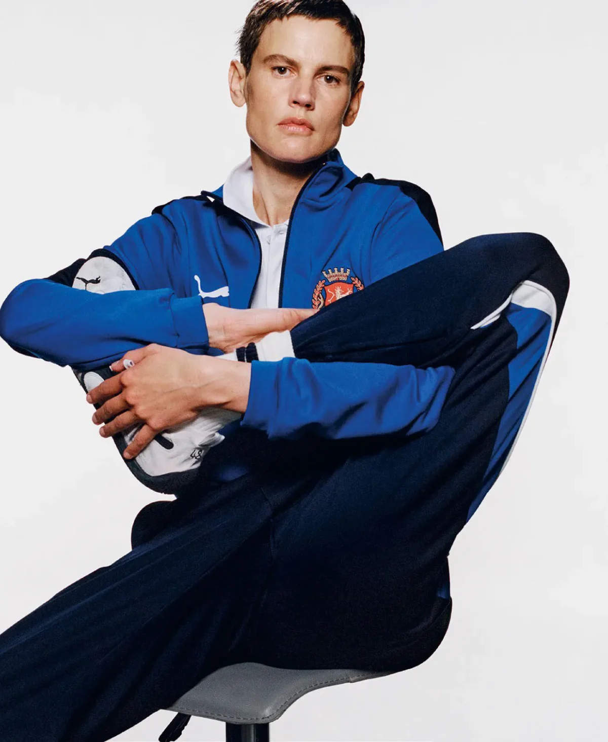 M Le magazine du Monde 27/09/2025: Lara Stone và Saskia de Brauw chụp bởi Tim Elkaïm