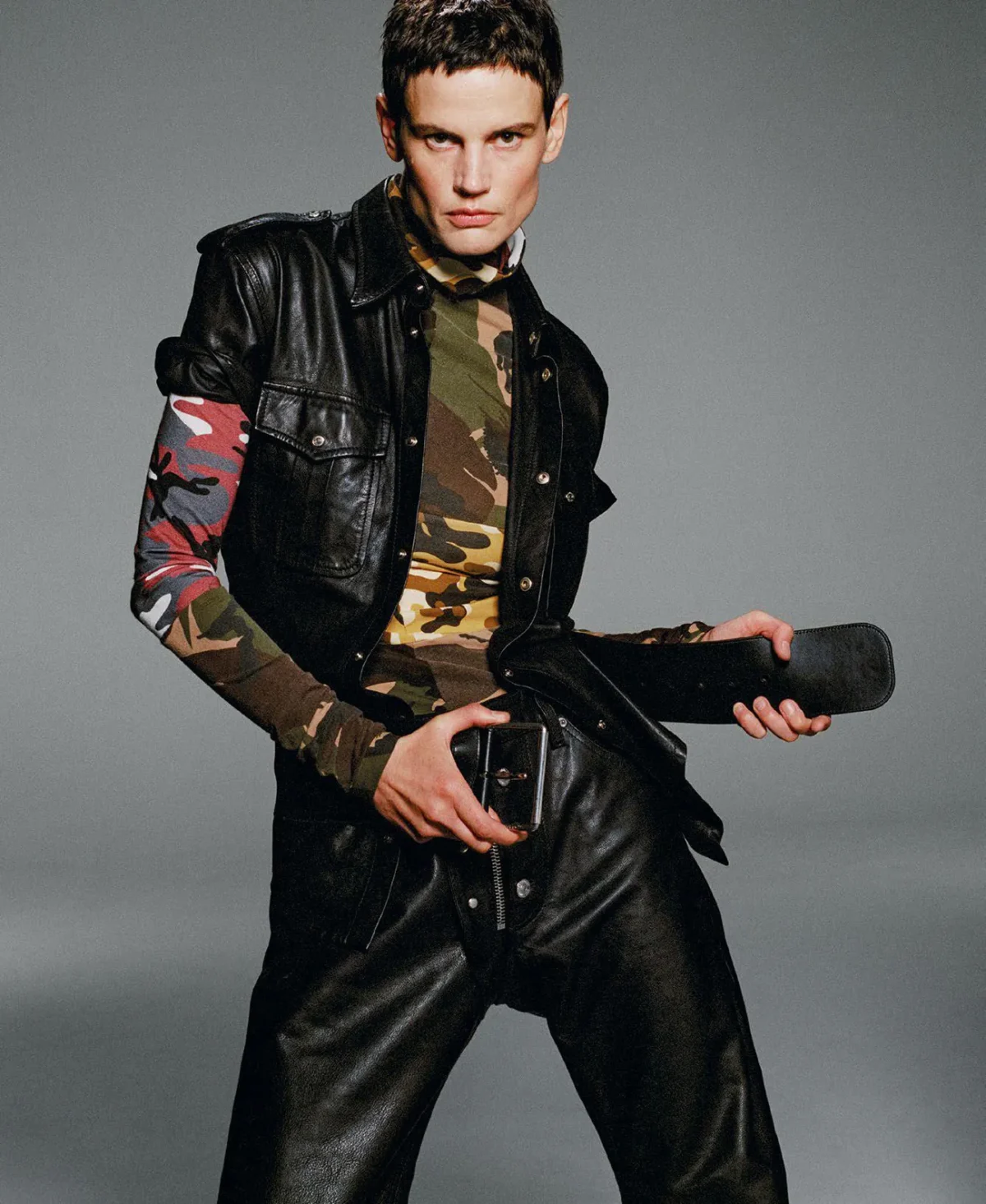 M Le magazine du Monde 27/09/2025: Lara Stone và Saskia de Brauw chụp bởi Tim Elkaïm