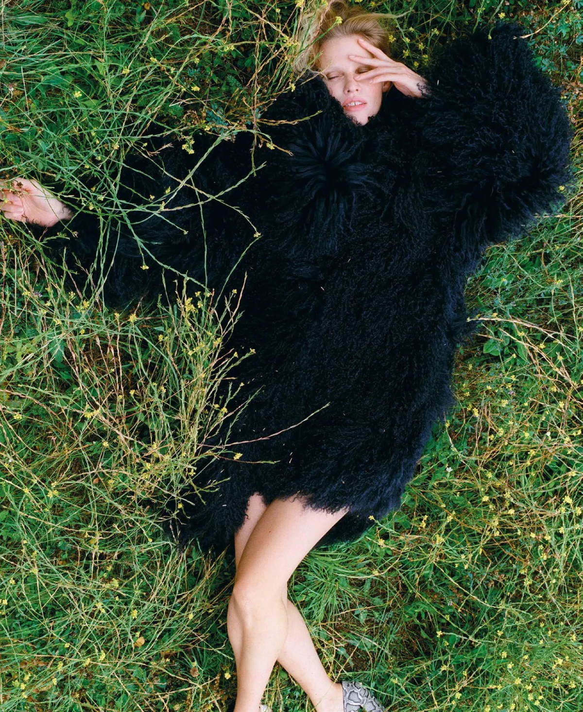 M Le magazine du Monde 27/09/2025: Lara Stone và Saskia de Brauw chụp bởi Tim Elkaïm