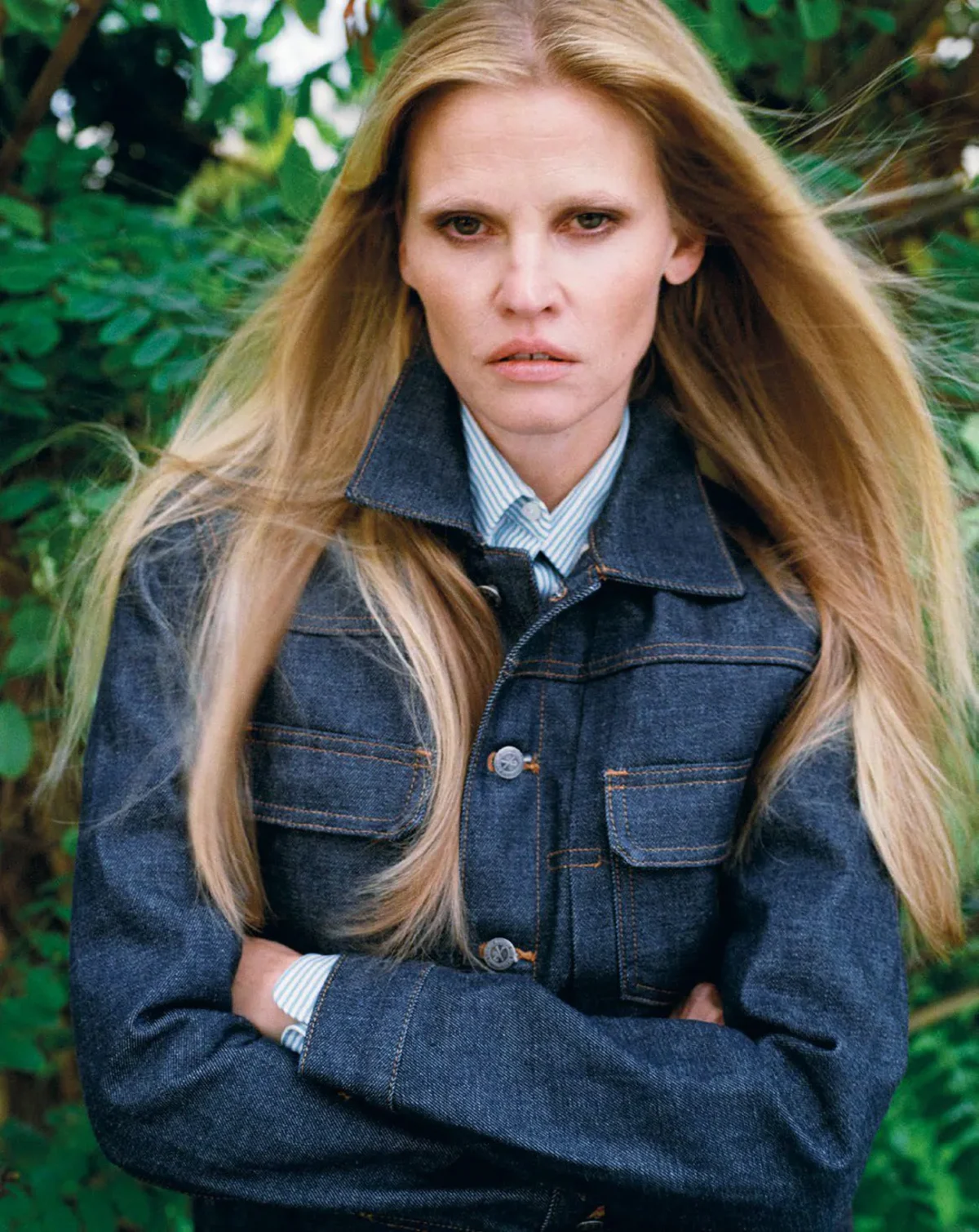 M Le magazine du Monde 27/09/2025: Lara Stone và Saskia de Brauw chụp bởi Tim Elkaïm