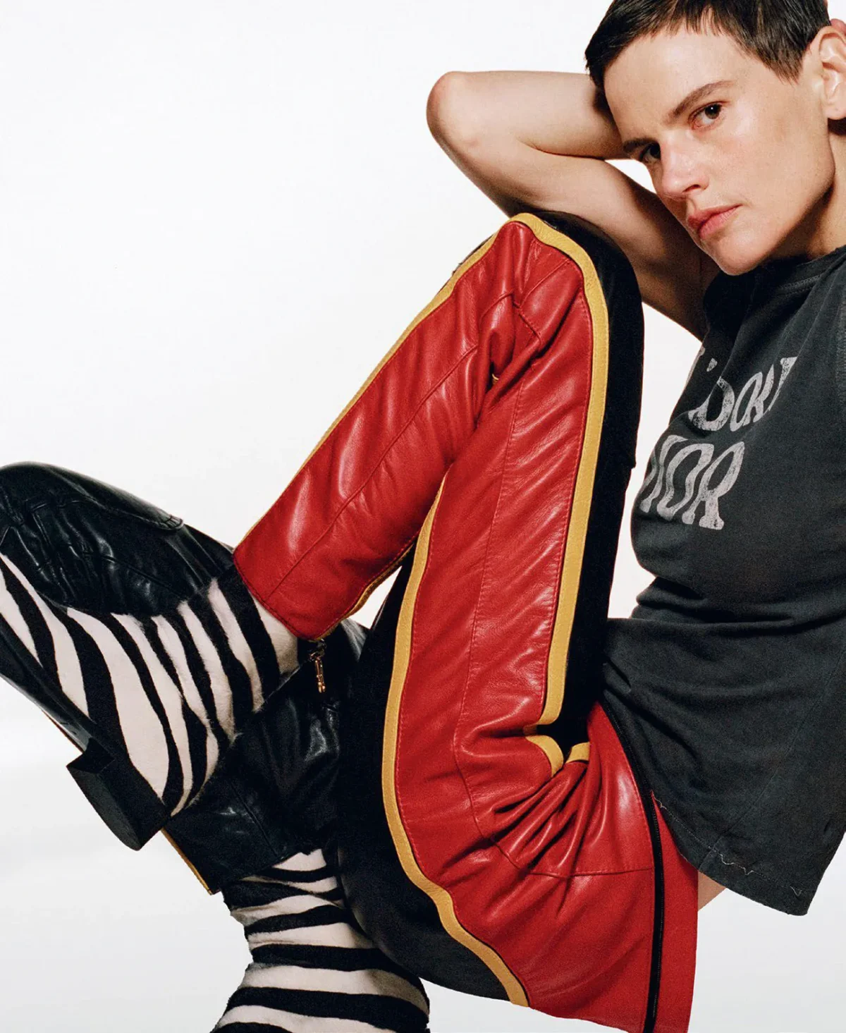 M Le magazine du Monde 27/09/2025: Lara Stone và Saskia de Brauw chụp bởi Tim Elkaïm