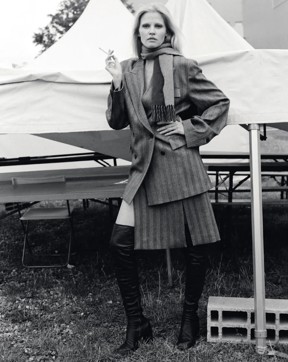 M Le magazine du Monde 27/09/2025: Lara Stone và Saskia de Brauw chụp bởi Tim Elkaïm